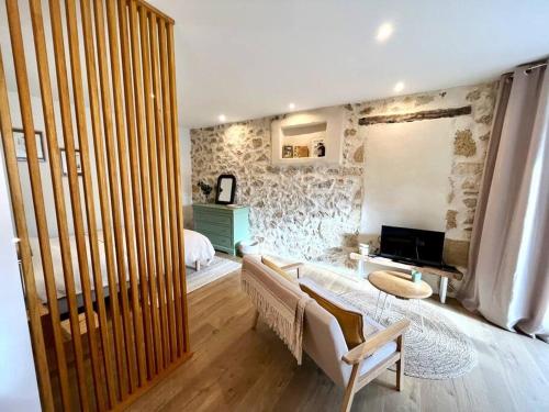 Televisyen dan/atau pusat hiburan di La Merlère : Gîte de charme & Jacuzzi