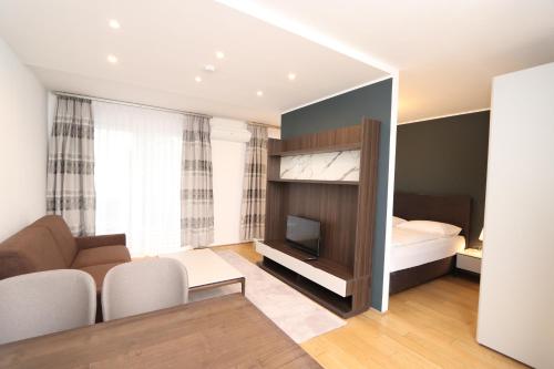 sala de estar con sofá y cama en una habitación en Vienna Stay Apartments Tabor 1020, en Viena