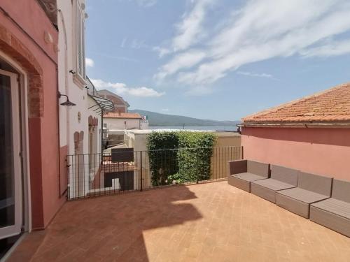 Un balcón de un edificio con vista al mar. en Orbetello centro - Tramonto di Ponente casa indipendente, en Orbetello