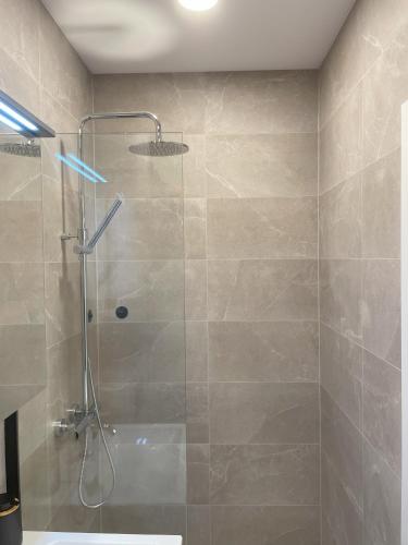 W łazience znajduje się prysznic ze szklanymi drzwiami. w obiekcie Apartment in Vilnius w Wilnie