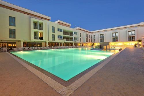 una gran piscina en medio de un edificio en Hotel Terme Marine Leopoldo II TERME & SPA en Marina di Grosseto