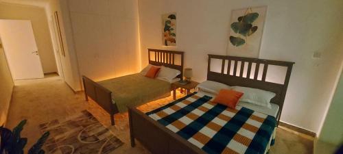 Casa Vera Vacations في دبي: غرفة نوم بسريرين واريكة فيها