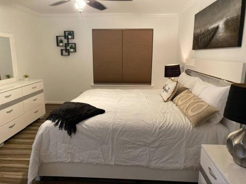 um quarto com uma grande cama branca e uma janela em Relax in spacious Hoover condo em Hoover