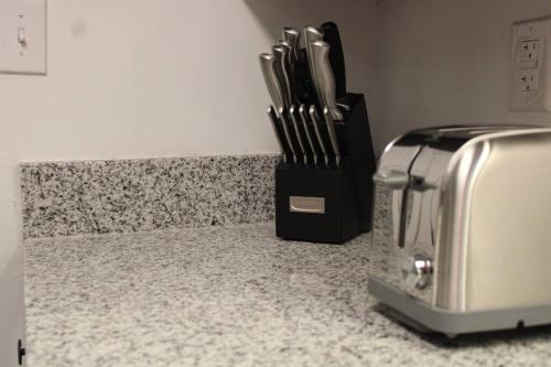 eine Arbeitsplatte mit einem Toaster und einem Messerblock in der Unterkunft Relax in spacious Hoover condo in Hoover