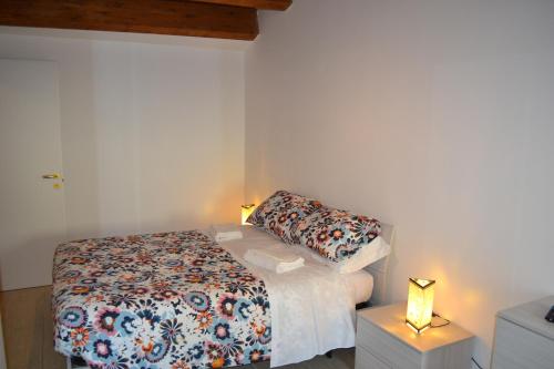 1 dormitorio con 1 cama con edredón de flores en Casa Vacanza Palazzo la Loggia, en Barisciano