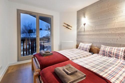 En eller flere senge i et værelse på Taragan - Totally Refurbished 3 bed apt, Central St Gervais!