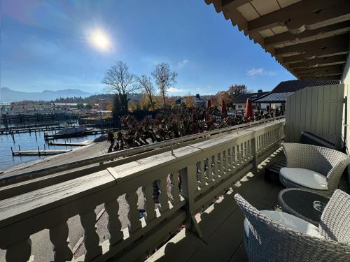 a group of birds sitting on a balcony at Sieben Zimmer am See in Prien am Chiemsee