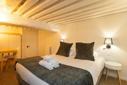 une chambre avec un lit avec des serviettes dessus dans l'établissement DIFY Opera Diva - Hotel de Ville, à Lyon