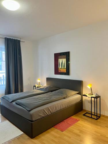 een slaapkamer met een groot bed in een kamer bij Appartements Mair in Strobl in Strobl