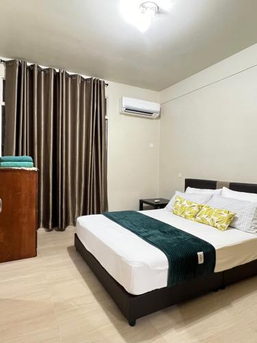 Кровать или кровати в номере The Rockview Bayu Emas Penang Near Beach