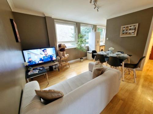 Гостиная зона в 3 bedroom flat near Russel Sq