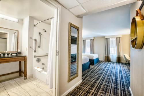 um quarto de hotel com uma cama e uma casa de banho em Gettysburg Hotel em Gettysburg