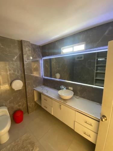 a bathroom with a sink and a toilet at Casa ideal para familias estadías largas y cortas in Manta