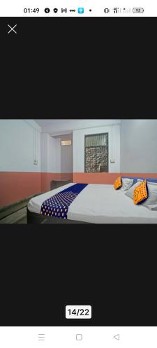 uma fotografia de uma cama num quarto em Hotel Harsh Regency em Bhopal