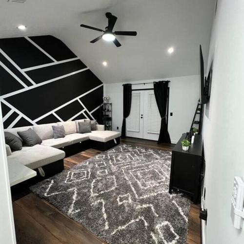 een woonkamer met een bank en een tapijt bij Beautiful Paradise near AU in Auburn