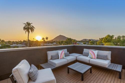 斯科茨代爾的住宿－Perfect Friends Escape in Old Town Scottsdale with Resort Pool Access and Roof Deck!，阳台配有沙发,享有金字塔的景色