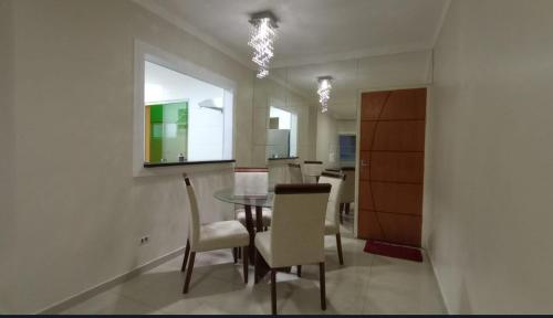 - une salle à manger avec une table et des chaises dans l'établissement Apartamento Alto Padrão próximo Agrishow, à Ribeirão Preto