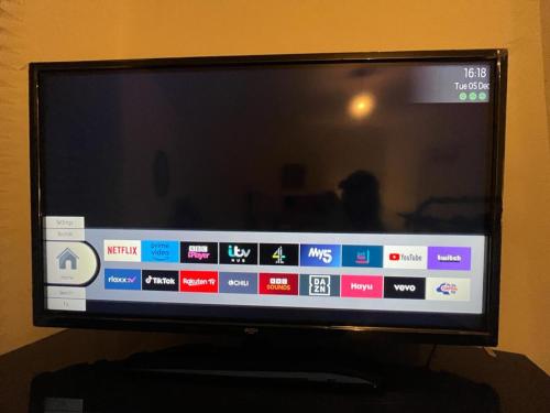 Una televisión o centro de entretenimiento en King Size Bed in a Double Bedroom