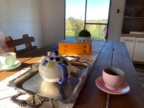 einen Tisch mit einer Teekanne und einer Tasse Kaffee in der Unterkunft Posada Mahatma in Tacuarembó
