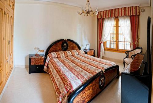 une chambre avec un grand lit dans une pièce dans l'établissement El Carrascal, à Caravaca de la Cruz