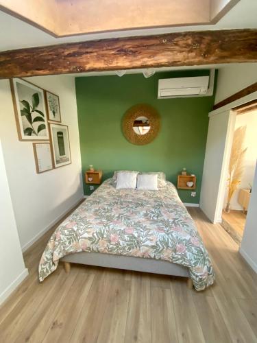 une chambre avec un lit et un mur végétal dans l'établissement L'Hortensia Saint Aubin, à Toulouse