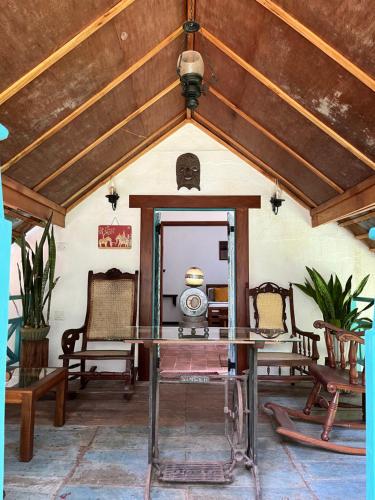 comedor con mesa de cristal y sillas en Lobo's Villa en Kurunegala