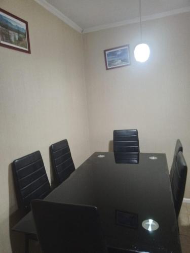 une salle de conférence avec une table et des chaises dans l'établissement Departamento en Condominio, à Puerto Montt