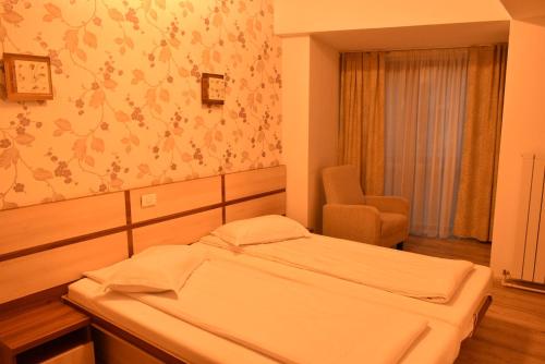 Un pat sau paturi într-o cameră la Hotel Stogu