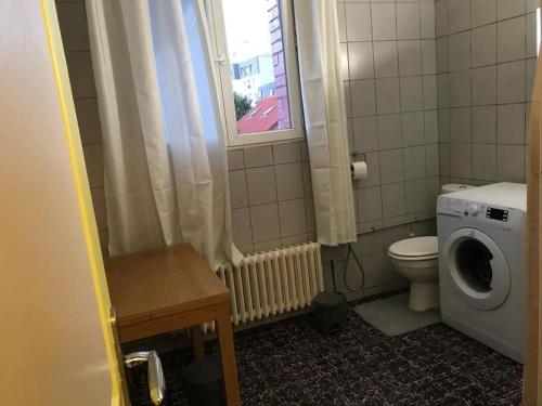 La salle de bains est pourvue de toilettes et d'un lave-linge. dans l'établissement PARIS- Défense/Puteaux Appartement Cartault, à Puteaux