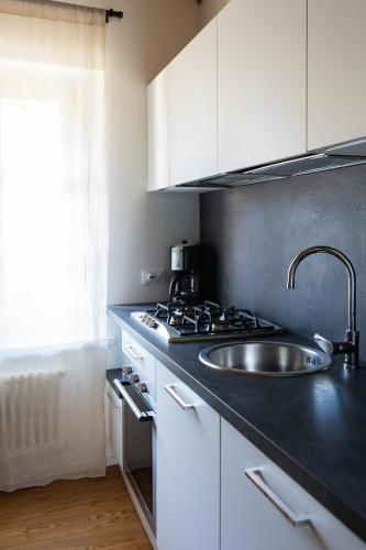 Kuchyň nebo kuchyňský kout v ubytování Double Private Parking, 2 Bedrooms & 2 Bathrooms - Elegant Apartment in Old Town