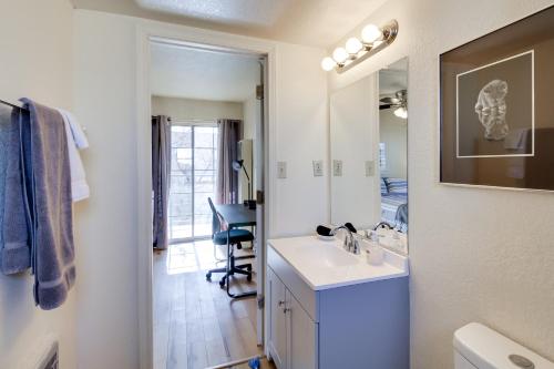 y baño con lavabo y espejo. en Cozy Albuquerque Apartment Less Than 1 Mi to Downtown!, en Albuquerque