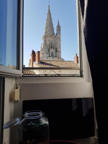 une vue d'un bâtiment depuis une fenêtre avec un bocal dans l'établissement Le Saint Jean, à La Rochelle