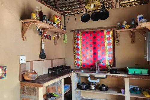 Kjøkken eller kjøkkenkrok på Charming Eco Cabin - Inhambane