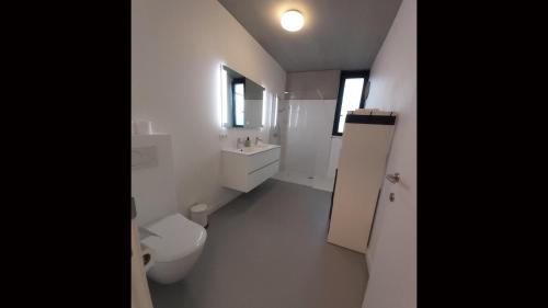 EssenにあるLudovic - 3 bedroom apartmentの白いバスルーム(トイレ、シンク付)