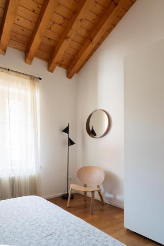 Postel nebo postele na pokoji v ubytování Double Private Parking, 2 Bedrooms & 2 Bathrooms - Elegant Apartment in Old Town