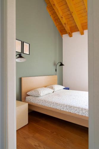 Postel nebo postele na pokoji v ubytování Double Private Parking, 2 Bedrooms & 2 Bathrooms - Elegant Apartment in Old Town
