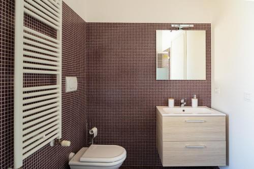 Koupelna v ubytování Double Private Parking, 2 Bedrooms & 2 Bathrooms - Elegant Apartment in Old Town