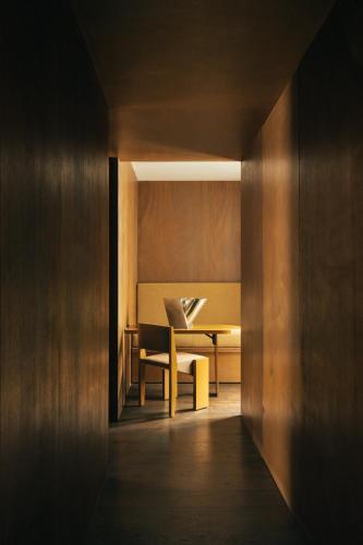 une salle à manger avec une table et une chaise dans l'établissement Edgar Suites - Bouchardon, à Paris