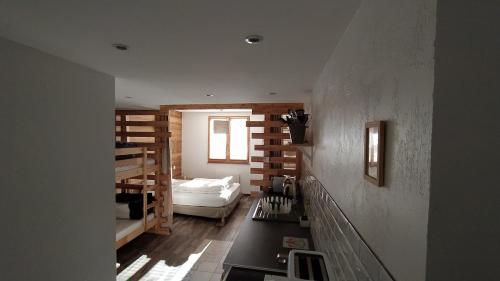 een kamer met een bed en een woonkamer bij Chez Alphonse in Thônes