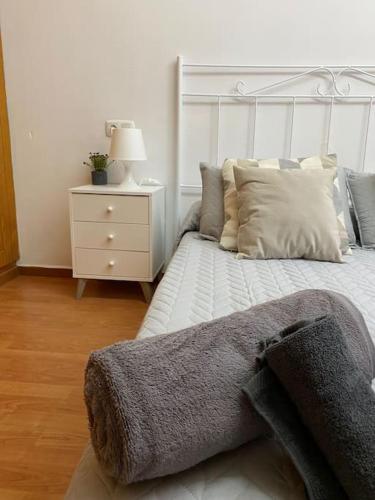 1 dormitorio con cama blanca y mesita de noche en Castle House Xativa, en Xàtiva