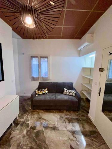 - un salon avec un canapé et un plafond dans l'établissement Apt Charmant, Proche Gare et Centre Historique - Climatisation et WIFI, à Montpellier