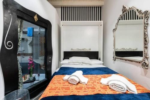 um quarto com uma cama com duas toalhas em APT 2 in the historic center Bari em Bari