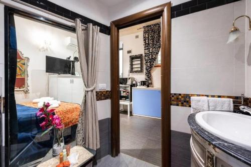 uma casa de banho com uma banheira, uma cama e um lavatório. em APT 2 in the historic center Bari em Bari