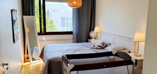 ヘルシンキにあるTop floor 51m2, Balcony, 150 M WiFi, free own parking place, 300m Metroの窓付きのベッドがある小さな寝室