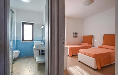 - une chambre avec un lit et une salle de bains pourvue d'un lavabo dans l'établissement 2 Bedroom Nice Apartment In Castellabate, à Castellabate