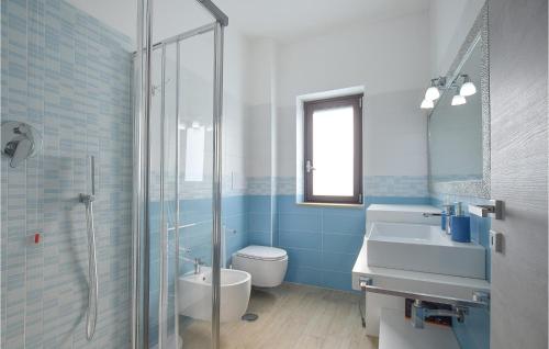 La salle de bains est pourvue de toilettes, d'un lavabo et d'une douche. dans l'établissement 2 Bedroom Nice Apartment In Castellabate, à Castellabate