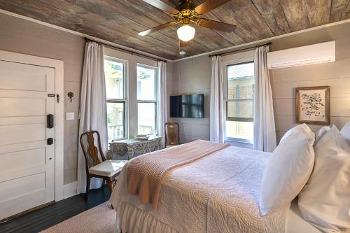 um quarto com uma cama e uma ventoinha de tecto em Katy House Bed and Breakfast em Smithville