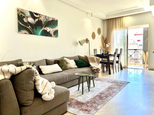 ein Wohnzimmer mit einem Sofa und einem Tisch in der Unterkunft Maarif Cosy 4 lits Parking wifi Netflix Gratuit in Casablanca