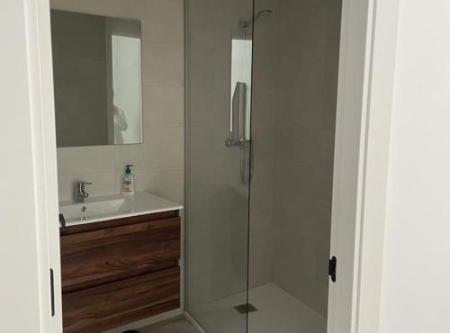 La salle de bains est pourvue d'une douche et d'un lavabo. dans l'établissement Casa en Vilanova de Meià, à Vilanova de Meyá