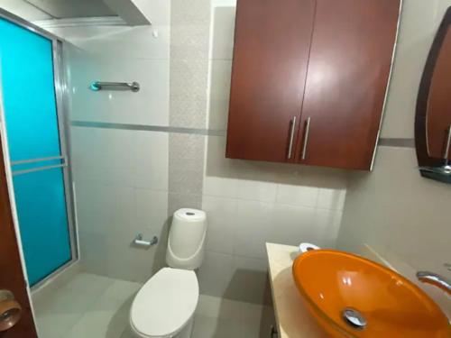 uma casa de banho com um lavatório, um WC e um chuveiro em Casa 30 em Bogotá
